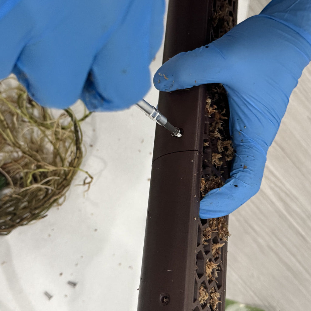 Screwing two ModuMoss pole sections together
